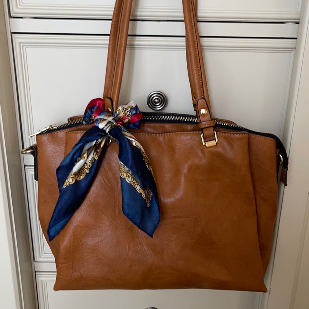 Really pretty women’s handbag excellent condition